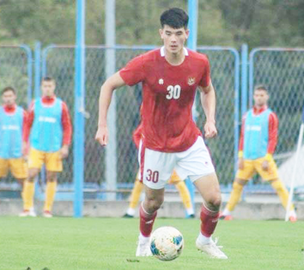 Bek tengah timnas Indonesia Elkan Baggott menggiring bola dalam laga uji coba kontra Makedonia Utara di Stadion NK Junak Sinj, Split, Kroasia, Ahad(11/10/2020). Pertandingan itu berakhir dengan skor 4-1 untuk kemenangan Indonesia. (PSSI)